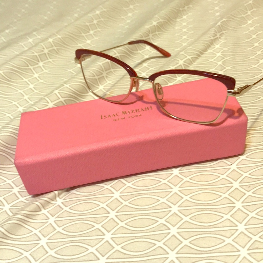 An ‘Isaac Mizrahi New York’ glasses.